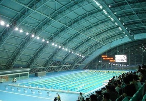游 泳 馆